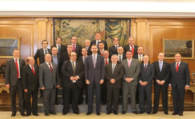 Foto de grupo de Su Alteza Real el Príncipe de Asturias junto a una representación de la Cámara Oficial de Comercio e Industria de Jaén